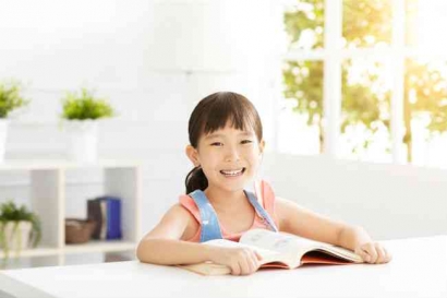 9 Cara Meningkatkan Kecerdasan Linguistik pada Anak, Tertarik?