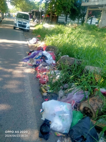Ironis! Kota Makassar Peraih Adipura, Kini Masih Terlihat Sampah Berserakan di Pinggir Jalan