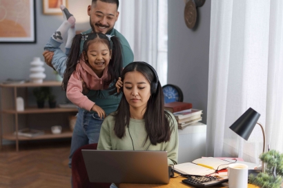Keseimbangan Karier dan Keluarga: Tips Manajemen Sumber Daya Manusia untuk Keluarga Double Income
