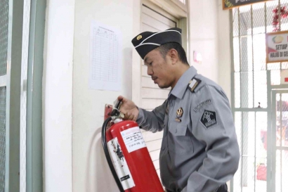 Lapas Perempuan Gorontalo Rutin Lakukan Perawatan Tabung APAR Guna Antisipasi Dini Kebakaran