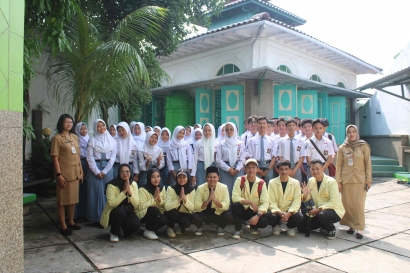 Menarik! Mahasiswa PPG Prajabatan UNNES Ajak Siswa SMA Negeri 5 Semarang Belajar Sejarah dengan Kunjungan ke Masjid Layur