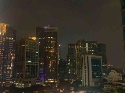 Menikmati City Light Jakarta dari Rooftop Tanjakan 13