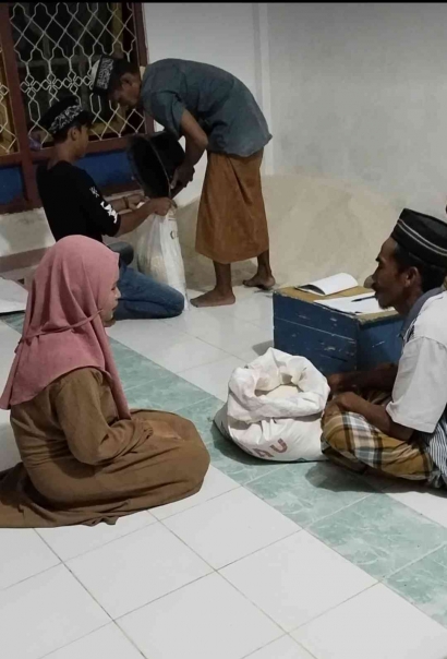Proses Pembayaran Zakat di Masjid Babur Rahman Desa Punggawu Kawu Kabupaten Konawe Selatan 