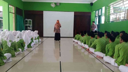 Ikuti Asesmen Madrasah, Siswa Kelas 9 MTsN 1 Bantul Minta Doa Restu Guru