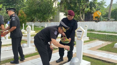 Peringati HBP de-60, Hidayat Kalapas dan Jajaran Ikuti Tabur Bunga di Taman Makam Pahlawan Kusuma Bangsa