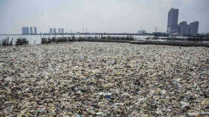 Sampah Plastik Bersih di Teluk Jakarta, Siapa Berani?
