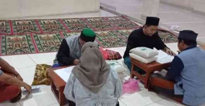 Zakat Fitrah di Masjid Desa Ambaipua Dusun 1: Mengamalkan Kebaikan Bersama