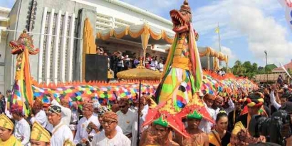 Hantu Kacak! Momok Menakutkan dalam Prosesi Belimbur Festival Erau