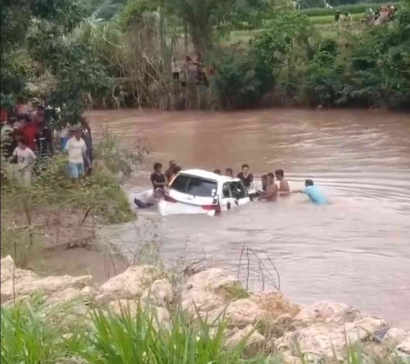 Gotong-Royong Warga Evakuasi Minibus yang Terjun ke Sungai di Jalan Trans Sulawesi