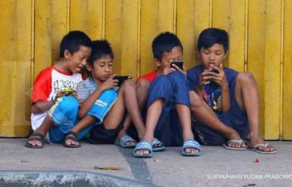Kiat Anak Mengurangi Penggunaan Handphone