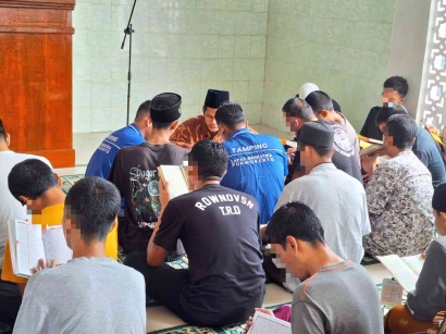 Rutinkan Tadarus Al-Qur'an dan Baca Iqro, Bukti Lapas Narkotika Purwokerto Serius Berikan Pembinaan Keagamaan