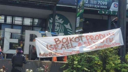Kontroversi Pamer Gelas Starbucks di Depan Kabah