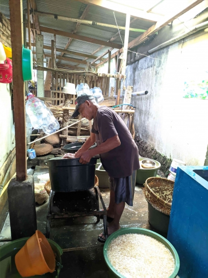 Kemandirian Ekonomi Melalui Industri Tempe di Desa Jambuwer