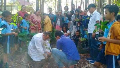 Menelisik Aksi Menanam Pohon Sakramen Jelang Komuni Suci di Kampung