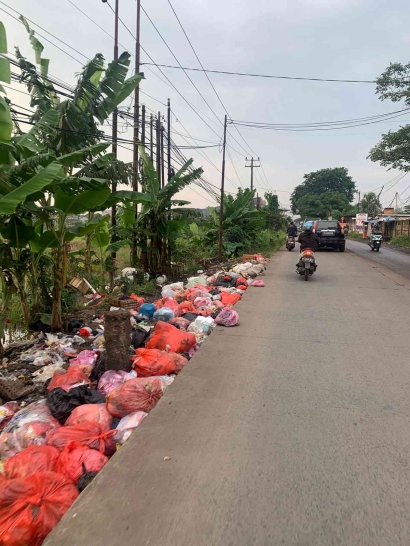 Banyaknya Sampah di Pinggir Jalan Dapat Membuat Pengguna Jalan Terganggu