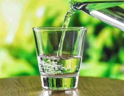 Apa Bahaya Kurang Minum Air Putih? Dan Ini Dia Manfaat Minum Air Putih 8 Gelas Perhari beserta Tipsnya!