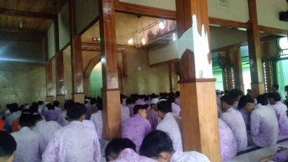 Pembiasaan Sholat Dhuha Berjamaah di MTSN 7 Malang (Mahasiswa AM dan KKM UIN Malang)