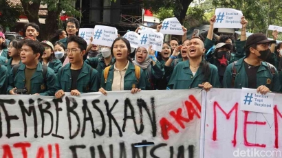 Menimbang Ulang Pendidikan Indonesia: Memperuncing Pikiran atau Memperuncing Cicilan