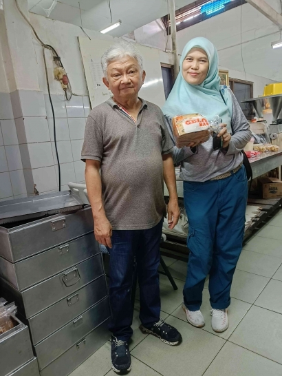Kisah Toko Roti Jadul Tetap Bertahan Walaupun Berada di Dalam Gang Sempit Pasar Jatinegara