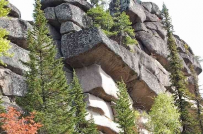 Megalitik Gornaya Shoria: Megalit Palsu yang Terjadi Akibat Proses Pelapukan Alami Sferoidal