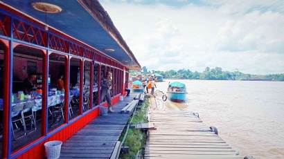 Menikmati Makan di Lanting Sambil Mengenang Perjalanan Sungai di Masa Lalu
