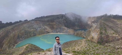 Menyelami Keindahan Danau Tiga Warna di Puncak Gunung Kelimutu, Ende, NTT