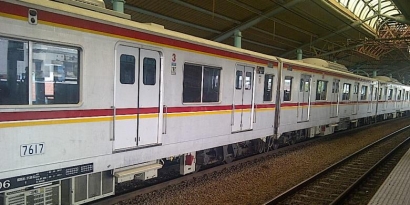 Menikmati Kenyamanan KRL Commuter Line Serpong - Tanah Abang
