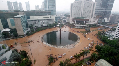 Banjir Ujian Kepercayaan Publik pada Jokowi