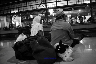 Cerita Foto: Sepotong Kisah Kehidupan di Stasiun Jakarta