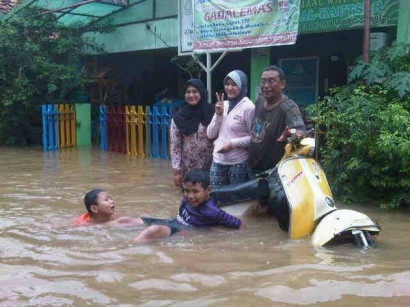 2 Hari Hujan Jakarta Tenggelam, Jokowi : "Ini Wewenang Pusat Juga"