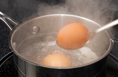 Tips: Cara Merebus Telur Agar Kuningnya Berada Di Tengah