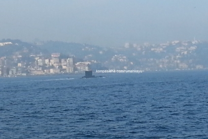 Penampakan Kapal Selam di Selat Bhosporus