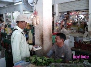 Pak Tua dan 'Pasien'nya di Pasar