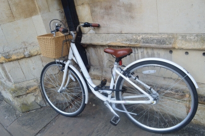 Mahasiswi Universitas Cambridge dan Sepeda Ontel Bututnya