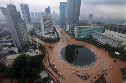 Mengatasi Banjir Tidak Cukup Jokowi, tetapi Lurah Juga Harus Rajin Blusukan Buka Aliran Air dan Got!