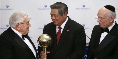 Benarkah SBY menerima Penghinaan Dengan Penghargaan Dari Rabbi Schneir?