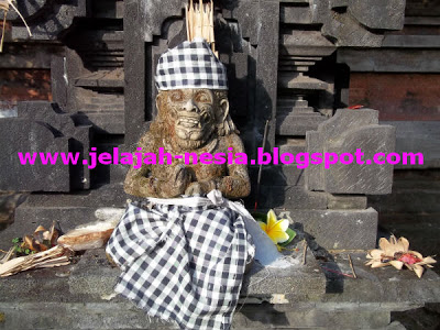 Arca-arca Keramat di Pura Mandara Giri Semeru