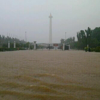 Menembus Banjir Jakarta yang Tak Biasa