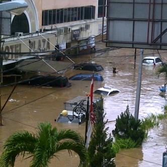 Mobil-mobil yang Menderita Akibat Banjir Manado