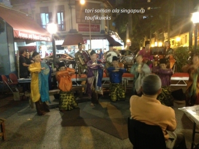 Menonton Tari Saman versi Jalanan  di Singapura
