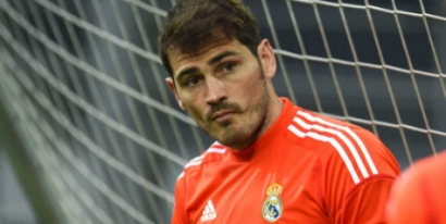 Kembali Dikritik, Fabregas Tak Bosan Untuk Bela Casillas