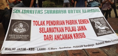 Aksi Solidaritas untuk Rembang di Surabaya