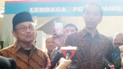 Jokowi Pamer HP Bolt, Netizen Tanya Kabar Esemka