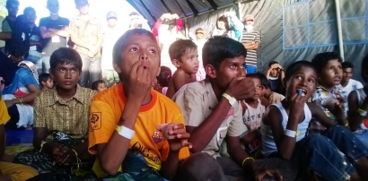 Es Krim dan Pantomim Bahagiakan Anak-Anak Rohingya