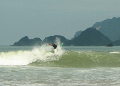 Menikmati  Surfing di  Pulau Merah,  “Kuta”-nya Banyuwangi