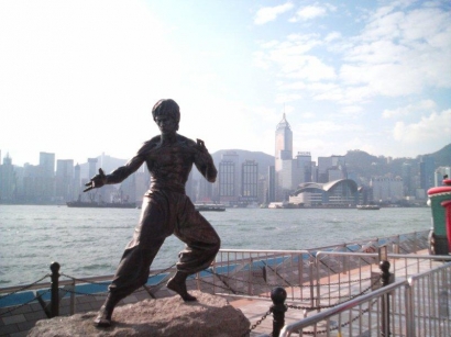 Menyambangi Bruce Lee dengan Transportasi Umum Hongkong yang Nyaman