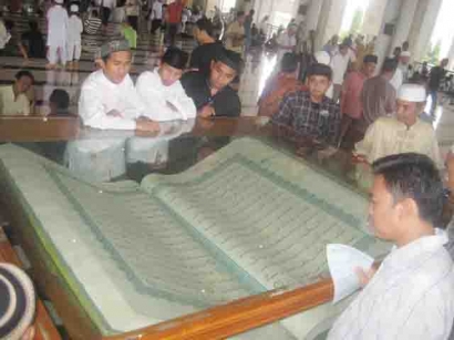 Al-Qur'an Besar di Masjid Raya Makassar
