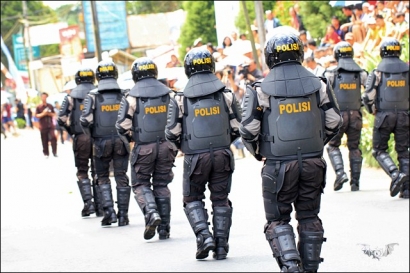 Pak Polisi Ikut Juga Pawai Pembangunan