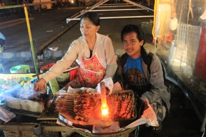 Ibu Penjual Sate Kere: Antara Tradisi dan Uang Jajan