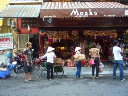 Menunggu Azan Magrib di Kota Tua Hanoi